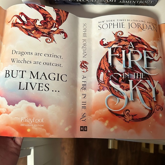 A Fire in the Sky Fairyloot Edition Signed by the Author Sprayed Edges - Picture 8 of 9